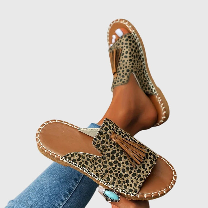 Claire | Mules à motif tacheté et pompon