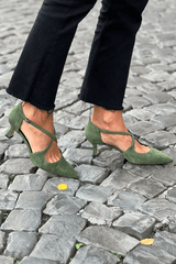 Talons kitten en daim vert à bout pointu avec des brides croisées