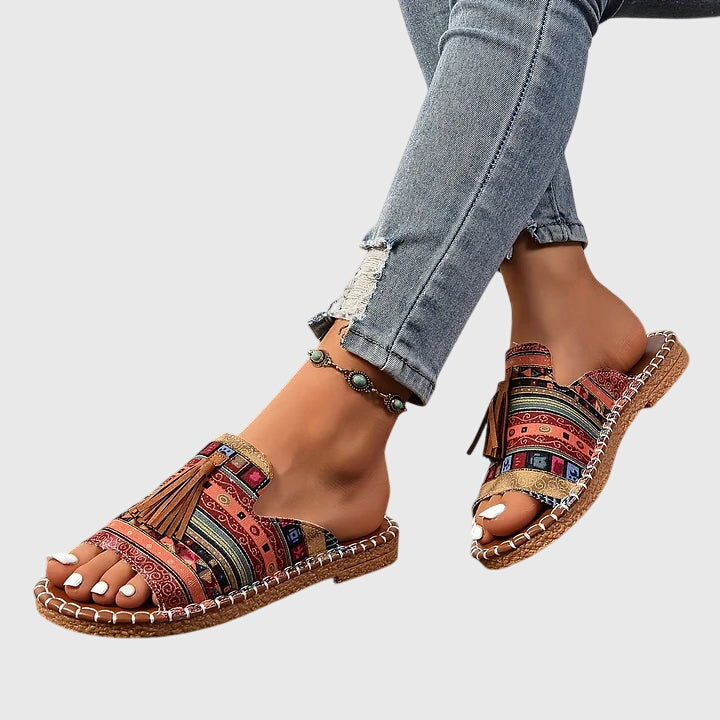 Claire | Mules à motif tacheté et pompon